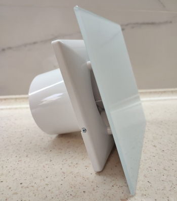 Вигляд на панель та вентилятор